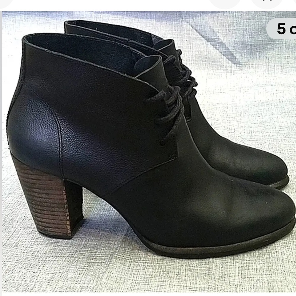UGG Australia Mackie Black Bootie. Size 8